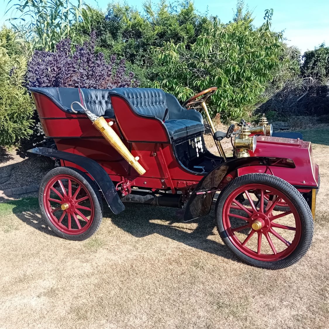 Front three-quarter view, driver's side